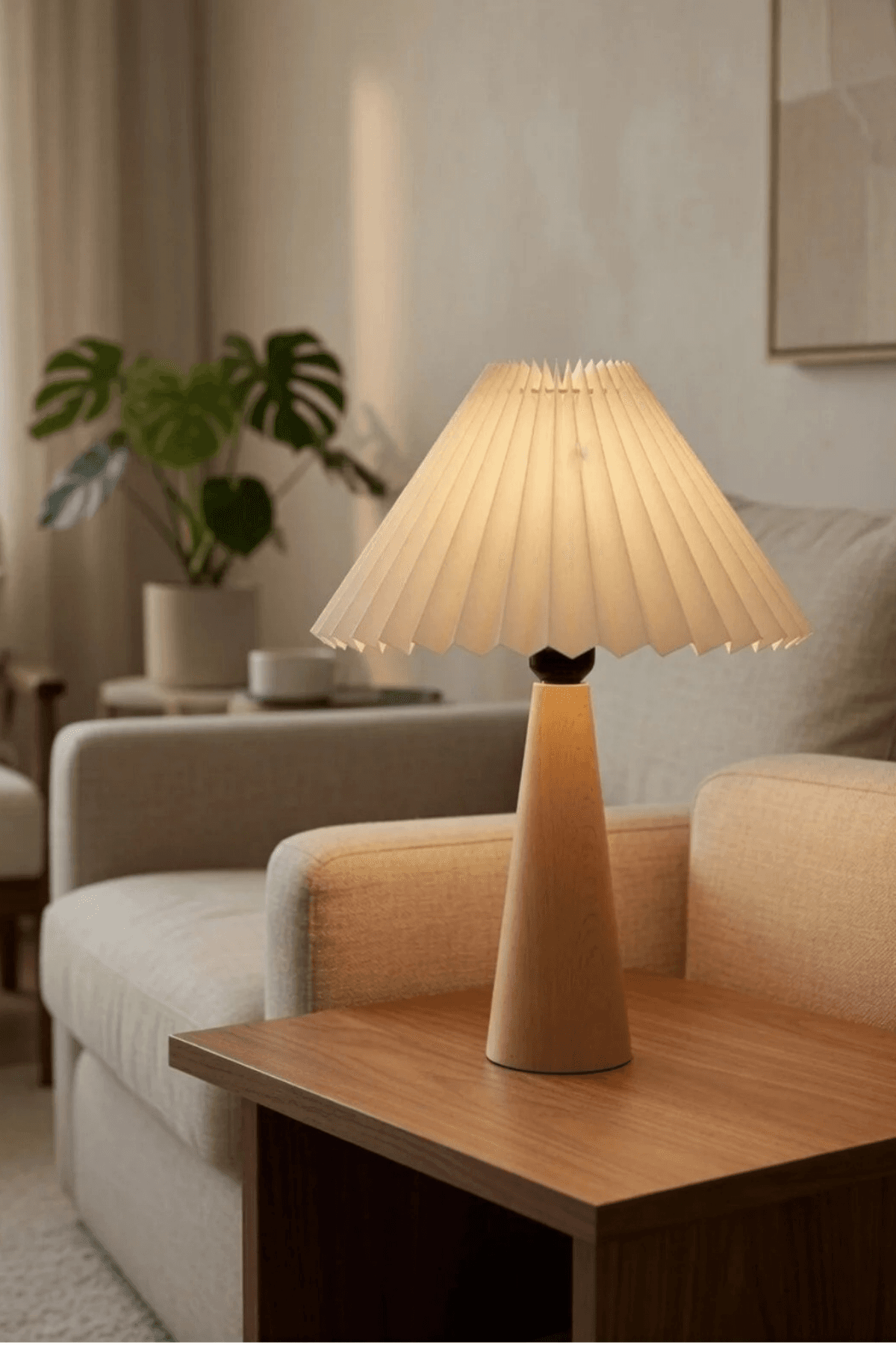 Nordic Fold  Modern Ahşap Gövdeli Pliseli Kumaş Abajur 47 cm – RGB Ampul Hediyeli, 220V Fişli Masa Lambası